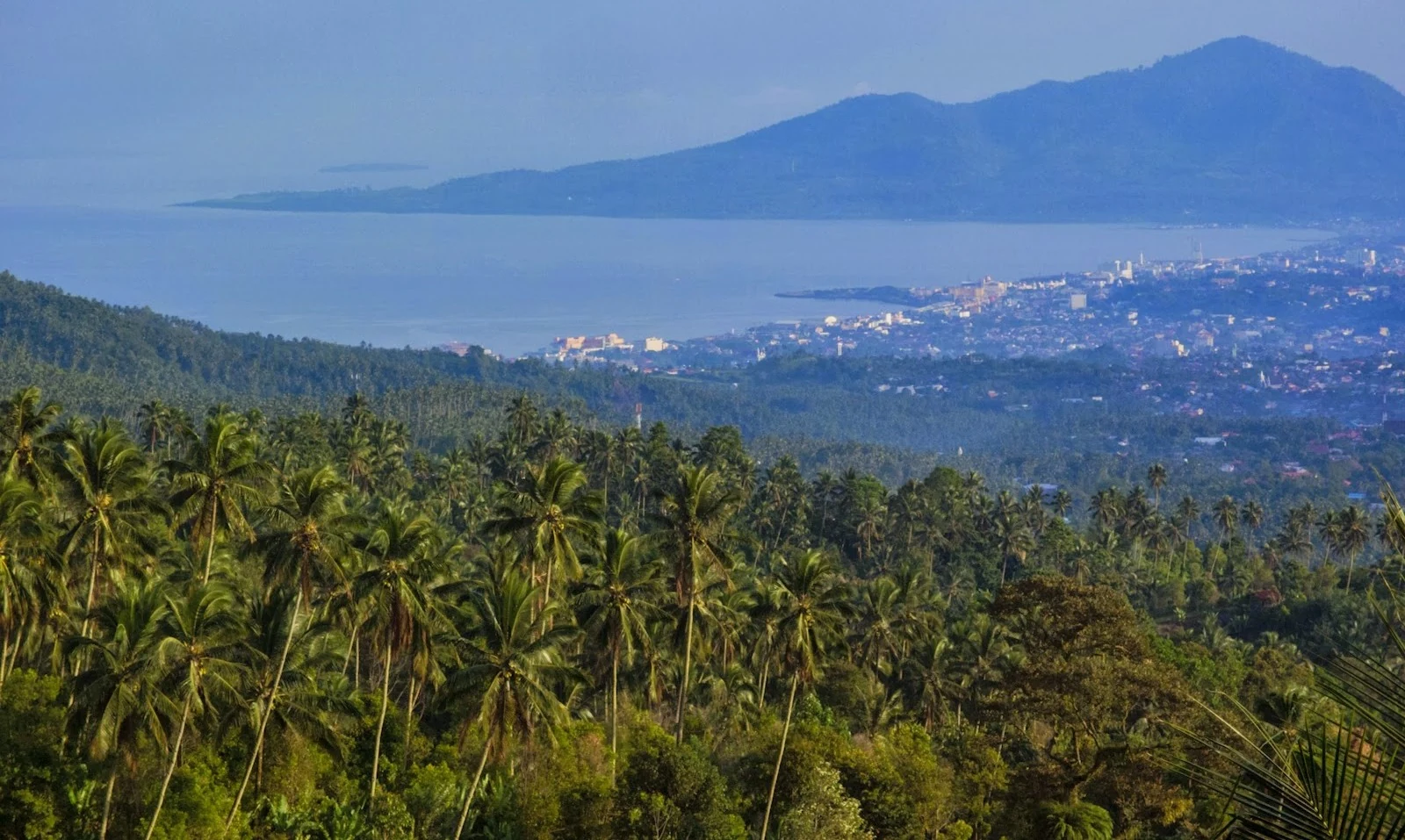 Pemandangan Alam Panorama Puncak Tinoor Menghadap Teluk Manado
